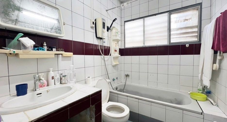 For sale 4 bedrooms house in Lat Phrao, Bangkok