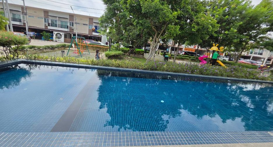 À vendre 2 chambres maison de ville à Bang Lamung, Chonburi