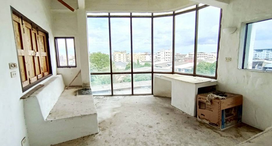 À vendre 5 chambres maison de ville à Wang Thonglang, Bangkok