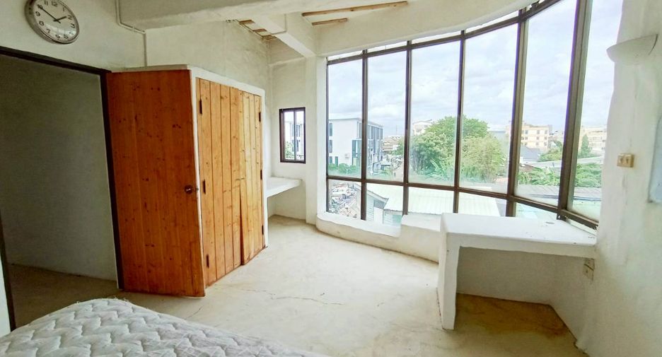 À vendre 5 chambres maison de ville à Wang Thonglang, Bangkok