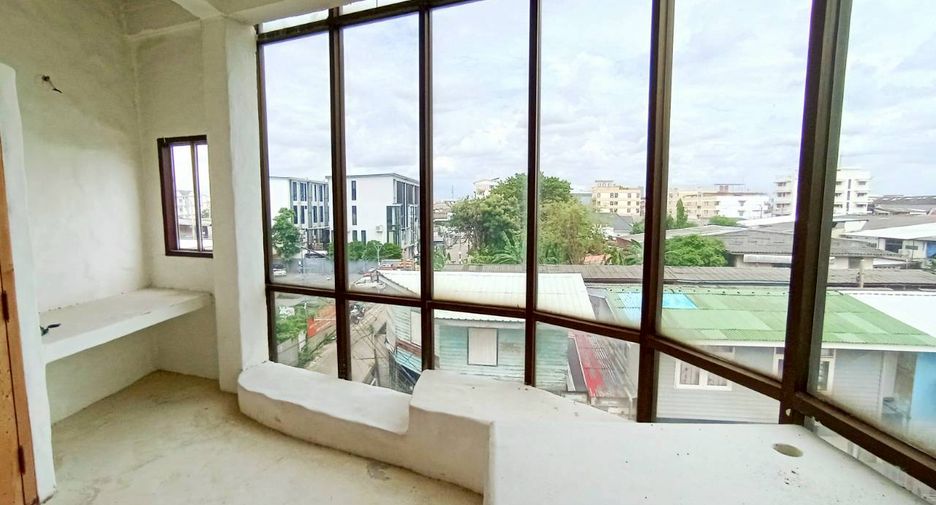 À vendre 5 chambres maison de ville à Wang Thonglang, Bangkok