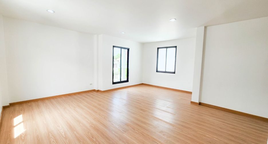 For sale 3 bedrooms house in Thawi Watthana, Bangkok