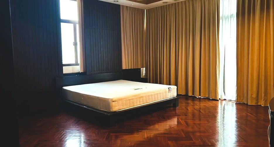 For rent 4 bedrooms condo in Watthana, Bangkok