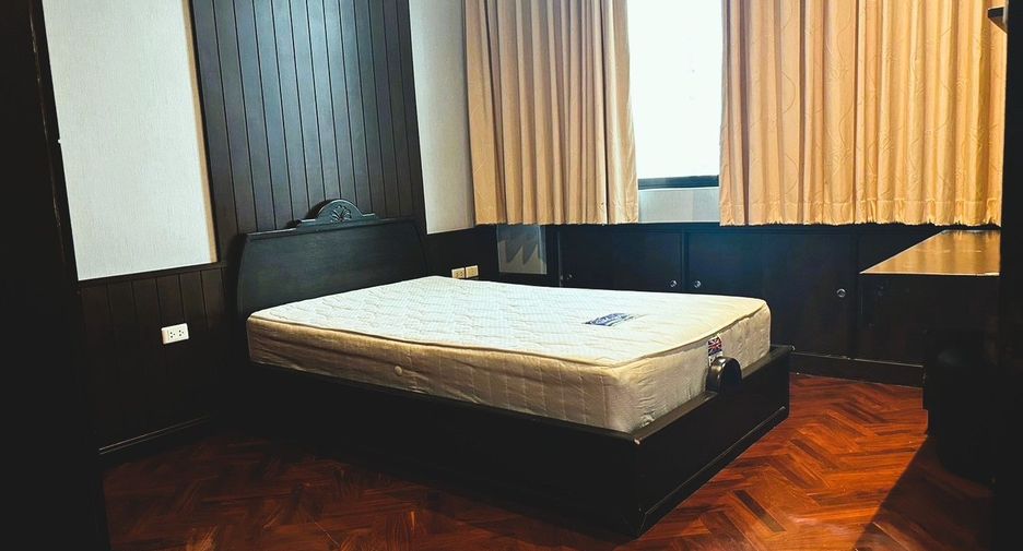 For rent 4 bedrooms condo in Watthana, Bangkok