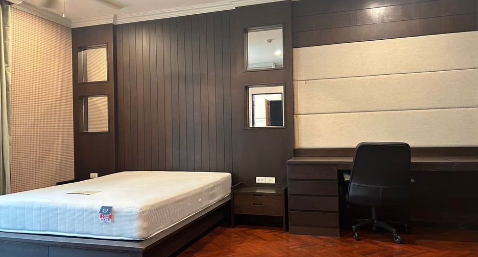 For rent 4 bedrooms condo in Watthana, Bangkok