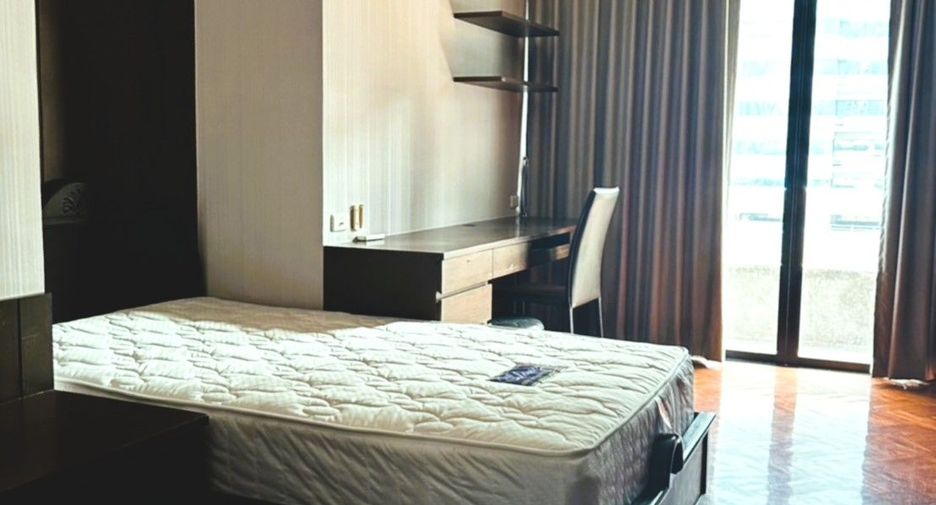 For rent 4 bedrooms condo in Watthana, Bangkok