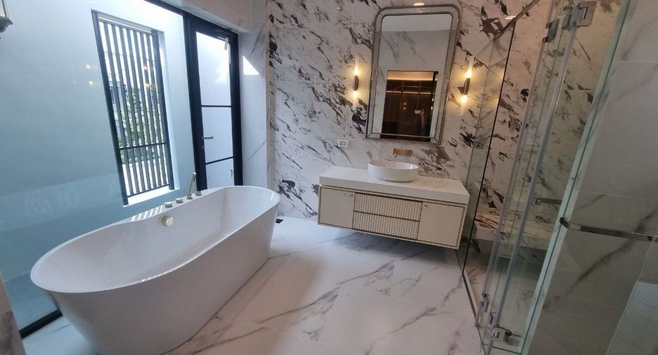 Haus zur Miete und zum Kauf mit 4 Zimmer in Saphan Sung, Bangkok