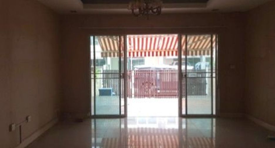 For sale 3 bedrooms townhouse in Lat Krabang, Bangkok