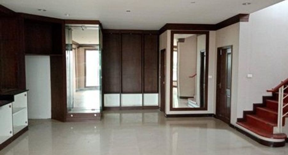 For sale 3 bedrooms house in Mueang Nonthaburi, Nonthaburi