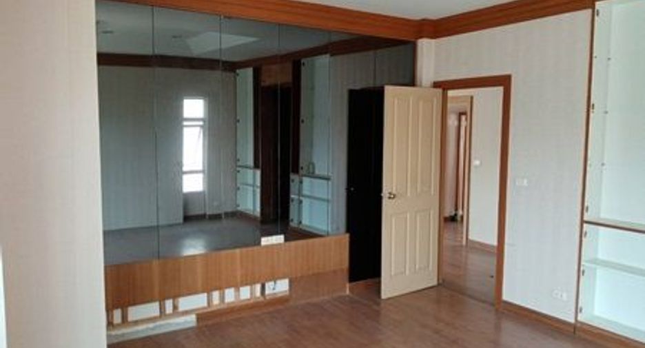 For sale 3 bedrooms house in Mueang Nonthaburi, Nonthaburi