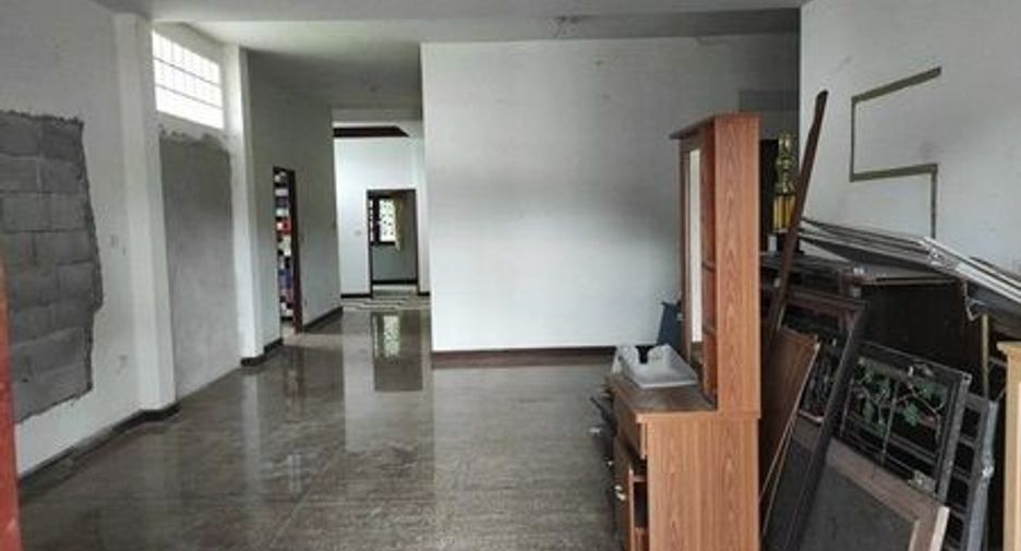 For sale 4 bedrooms house in Mueang Nakhon Phanom, Nakhon Phanom