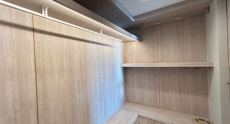 For sale 4 bedrooms condo in Khlong Toei, Bangkok