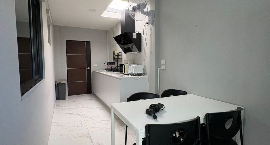 Casa en alquiler de 4 habitaciones en Bang Sao Thong, Samut Prakan