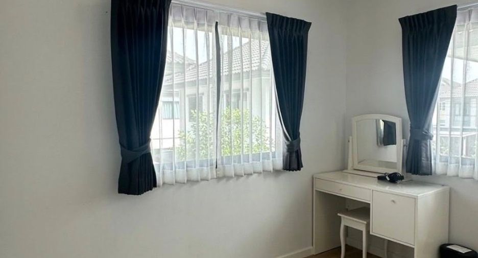 Casa en alquiler de 4 habitaciones en Bang Sao Thong, Samut Prakan