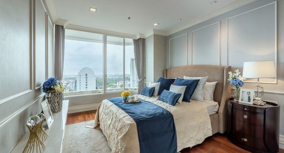 For sale 3 bedrooms condo in Dusit, Bangkok