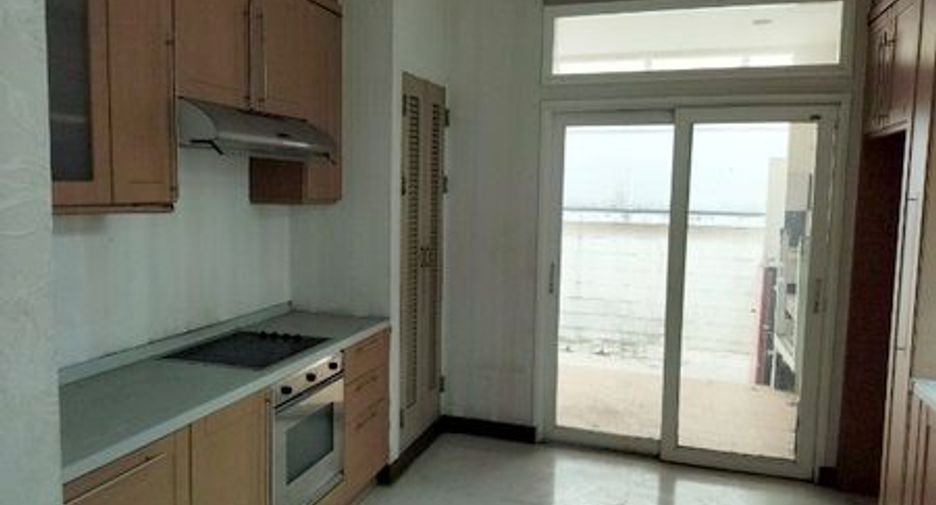 For sale 3 bedrooms house in Mueang Nonthaburi, Nonthaburi