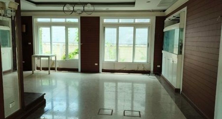 For sale 3 bedrooms house in Mueang Nonthaburi, Nonthaburi