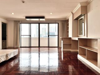 À louer 3 chambres appartement avec services à Khlong Toei, Bangkok