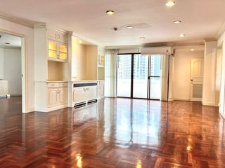 À louer 3 chambres appartement avec services à Khlong Toei, Bangkok