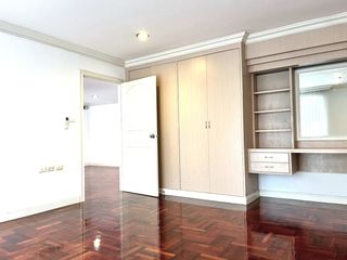 À louer 3 chambres appartement avec services à Khlong Toei, Bangkok