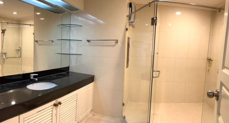 Apartamento con servicios en alquiler de 3 habitaciones en Khlong Toei, Bangkok