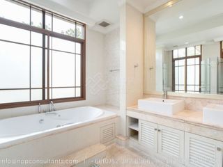 出租 和 出售 4 卧室 独立屋 在 Khlong Toei, 曼谷