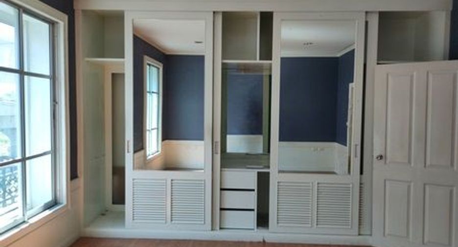 For sale 5 bedrooms townhouse in Chatuchak, Bangkok
