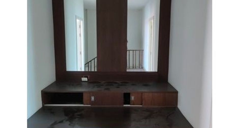 For sale 5 bedrooms townhouse in Chatuchak, Bangkok