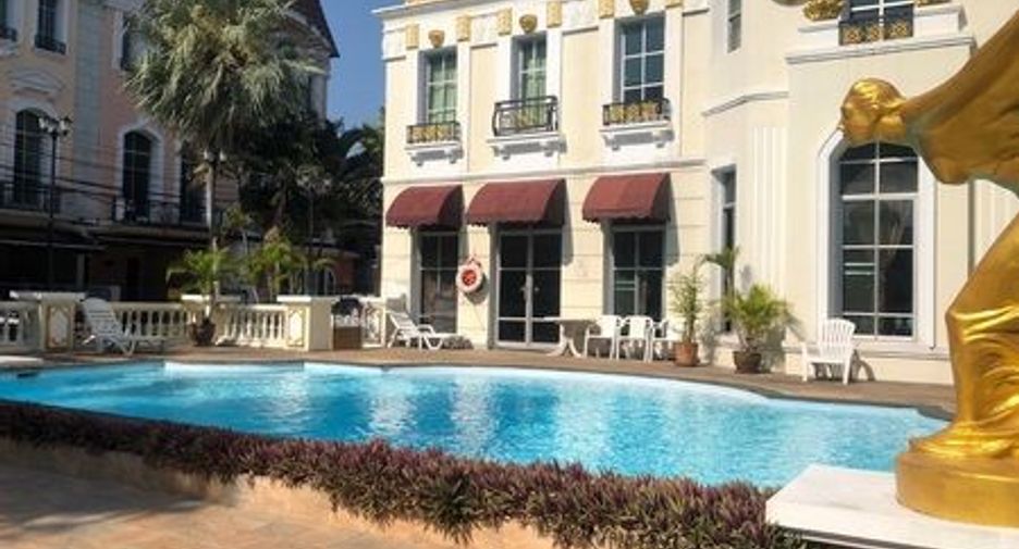 For sale 5 bedrooms townhouse in Chatuchak, Bangkok