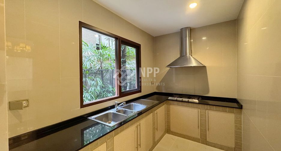 Casa en alquiler de 4 habitaciones en Khlong Toei, Bangkok