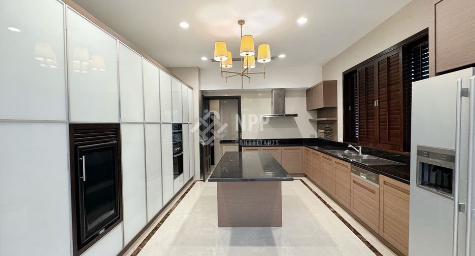 Casa en alquiler de 4 habitaciones en Khlong Toei, Bangkok