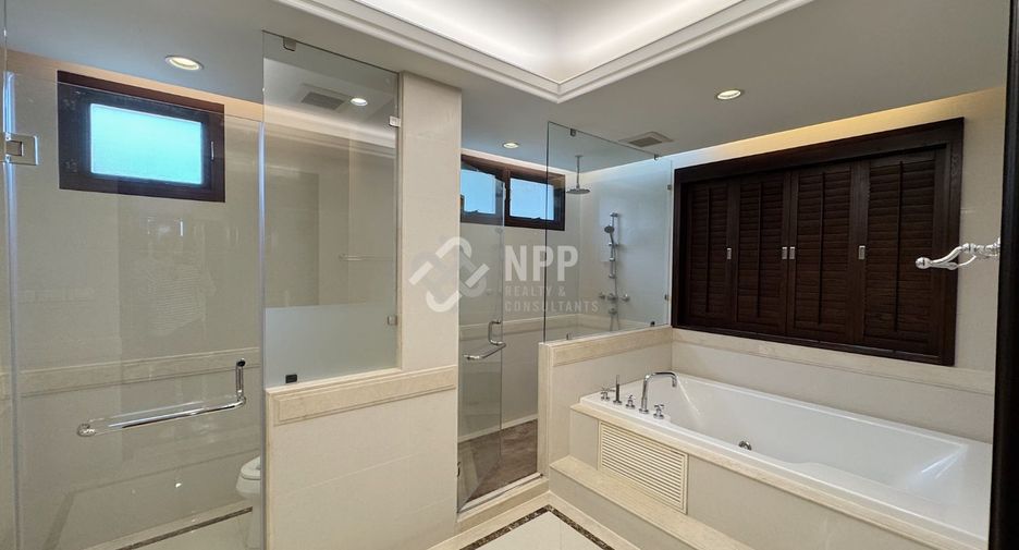 Casa en alquiler de 4 habitaciones en Khlong Toei, Bangkok