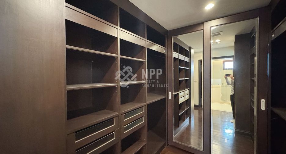 Casa en alquiler de 4 habitaciones en Khlong Toei, Bangkok