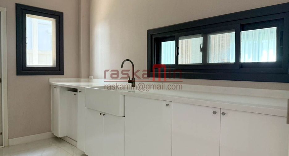 For sale 4 bedrooms house in Bang Lamung, Chonburi