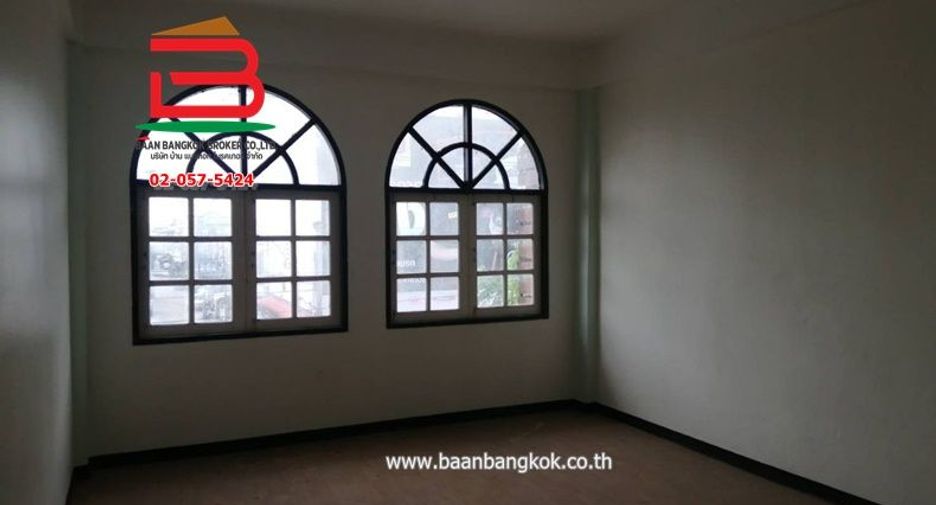 For rent 3 bedrooms retail Space in Sai Mai, Bangkok