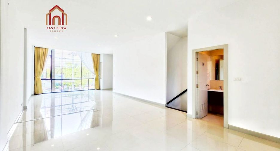 For sale 3 bedrooms townhouse in Lat Phrao, Bangkok