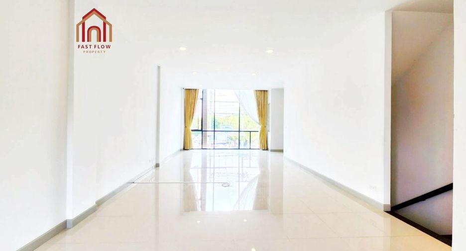 For sale 3 bedrooms townhouse in Lat Phrao, Bangkok