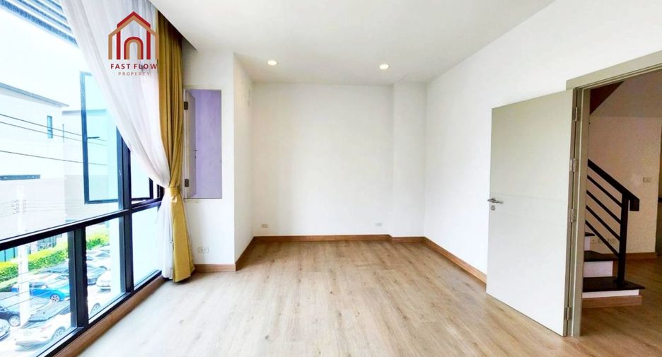 For sale 3 bedrooms townhouse in Lat Phrao, Bangkok
