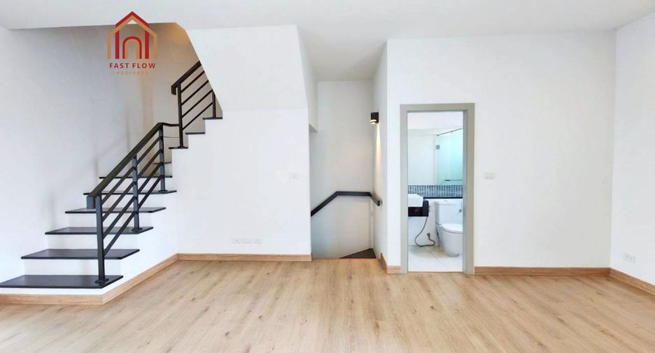 For sale 3 bedrooms townhouse in Lat Phrao, Bangkok