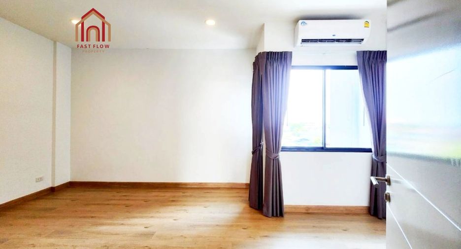 For sale 3 bedrooms townhouse in Lat Phrao, Bangkok