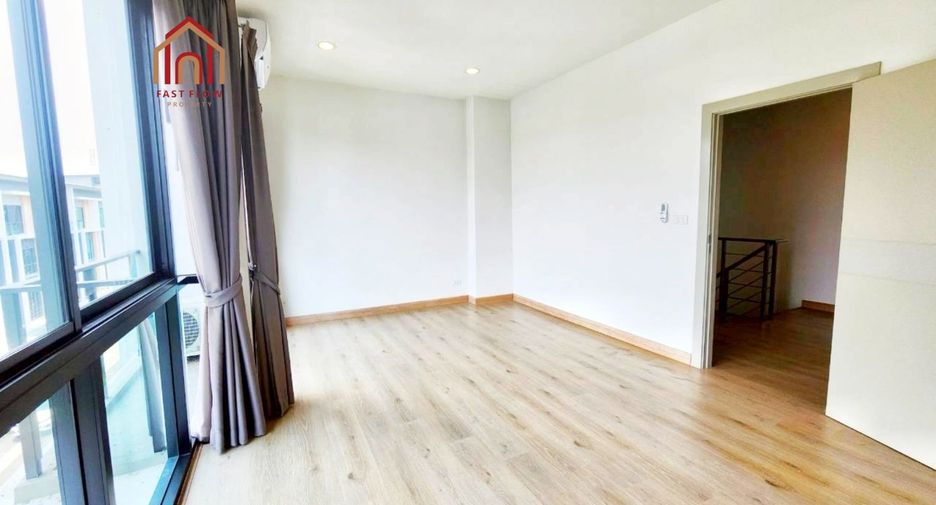 For sale 3 bedrooms townhouse in Lat Phrao, Bangkok