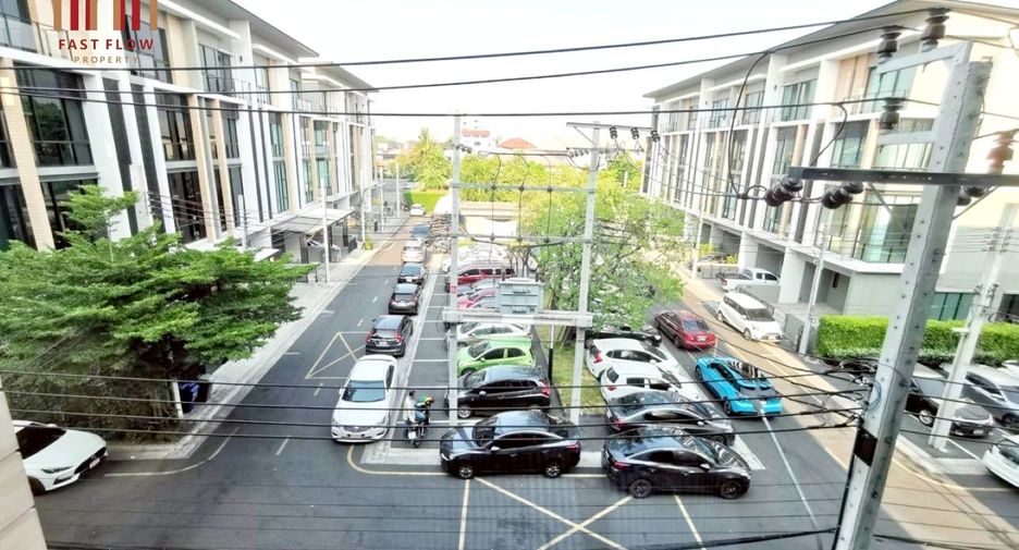 For sale 3 bedrooms townhouse in Lat Phrao, Bangkok