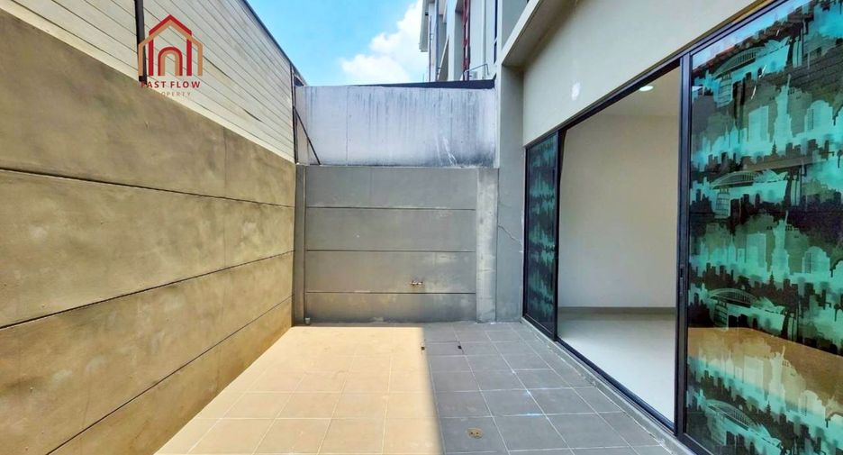 For sale 3 bedrooms townhouse in Lat Phrao, Bangkok