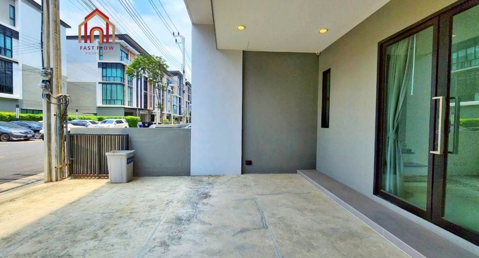 For sale 3 bedrooms townhouse in Lat Phrao, Bangkok