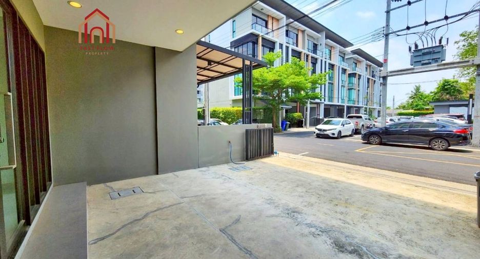 For sale 3 bedrooms townhouse in Lat Phrao, Bangkok