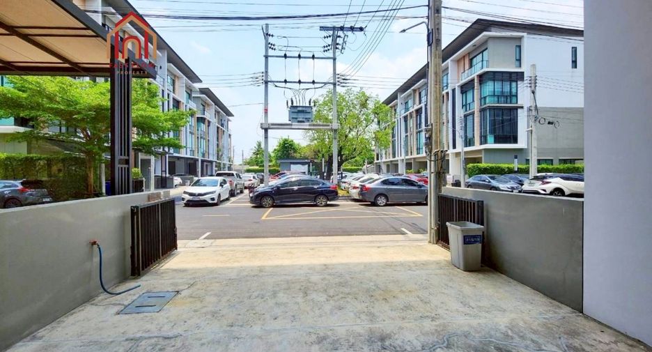 For sale 3 bedrooms townhouse in Lat Phrao, Bangkok