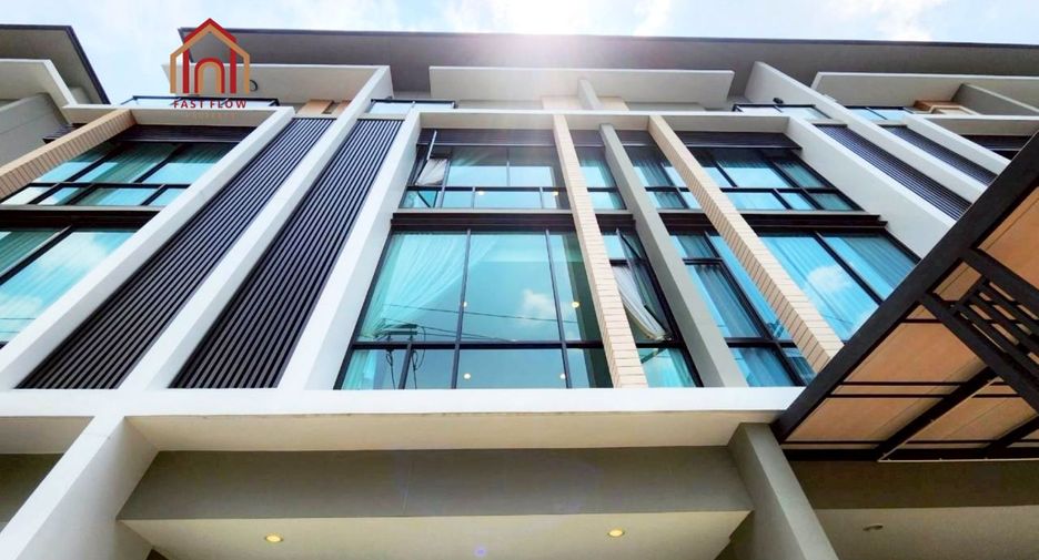 For sale 3 bedrooms townhouse in Lat Phrao, Bangkok