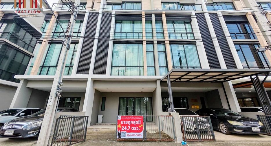 For sale 3 bedrooms townhouse in Lat Phrao, Bangkok