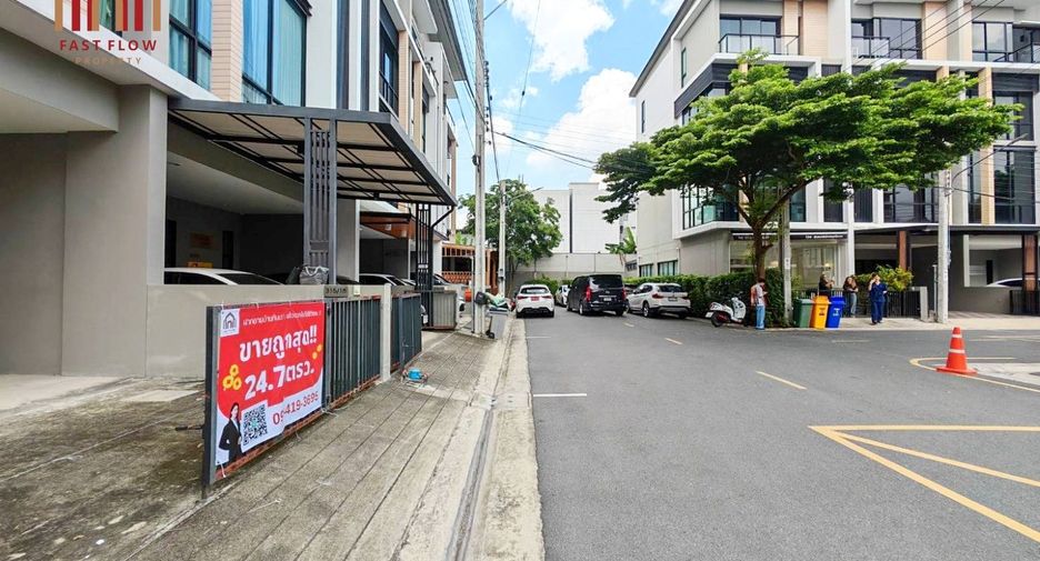 For sale 3 bedrooms townhouse in Lat Phrao, Bangkok