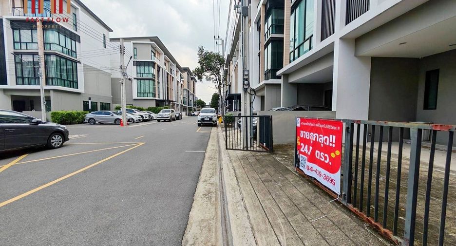 For sale 3 bedrooms townhouse in Lat Phrao, Bangkok